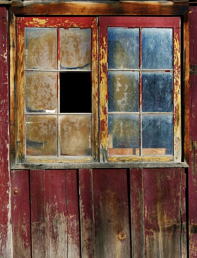 红色的木制框架玻璃碎了窗户

